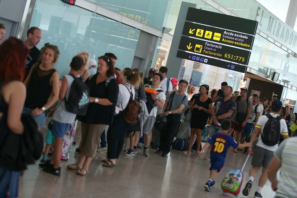 People queue at the airport's control area during security staff strike at Terminal 1 of Barcelona-El Prat airport in Barcelona, Spain August 4, 2017. REUTERS/Albert Gea - RC181A64F6A0