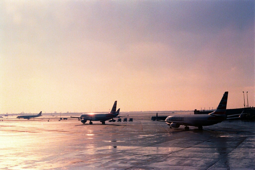 Aviones en fila para despegar en el aeropuerto.