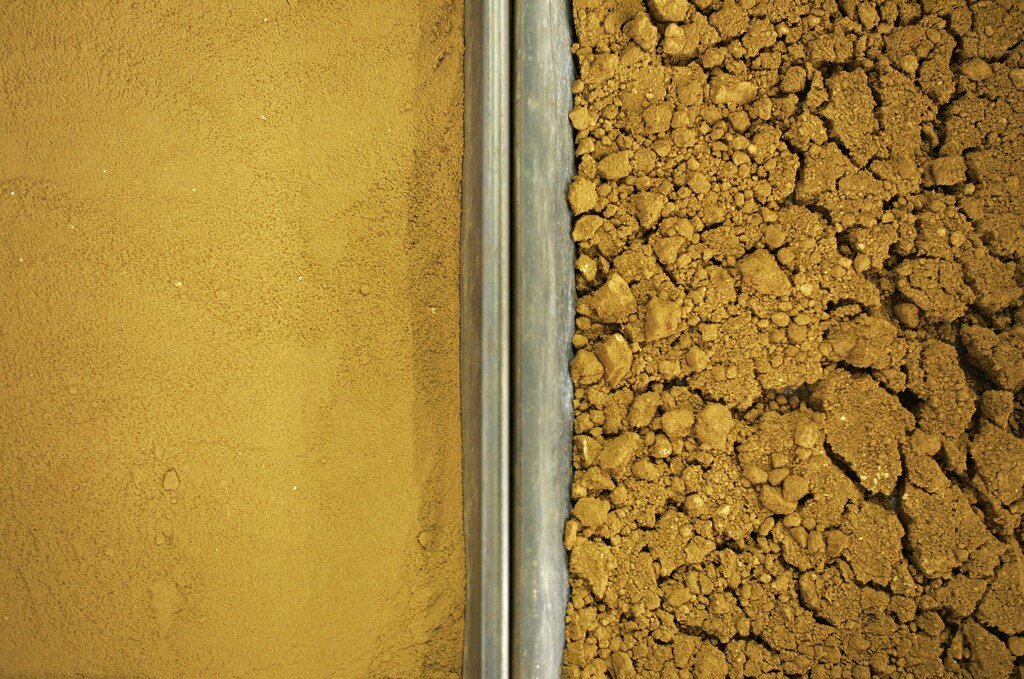 Two trays of gold powders at different stages of refining are pictured at a Tanaka Kikinzoku Kogyo factory in Kanagawa prefecture August 20, 2009. The factory produces gold bars and gold products for industrial and commercial use, and recycles gold from old products such as jewellery and industrial scrap. REUTERS/Michael Caronna (JAPAN BUSINESS) - GM1E58K1GUO01