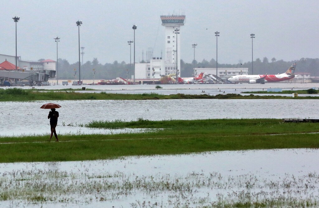 A man walks inside the flooded Cochin international airport after the opening of Idamalayar, Cheruthoni and Mullaperiyar dam shutters following heavy rain, on the outskirts of Kochi, India, August 15, 2018. REUTERS/Sivaram V - RC1BAFD0BD40