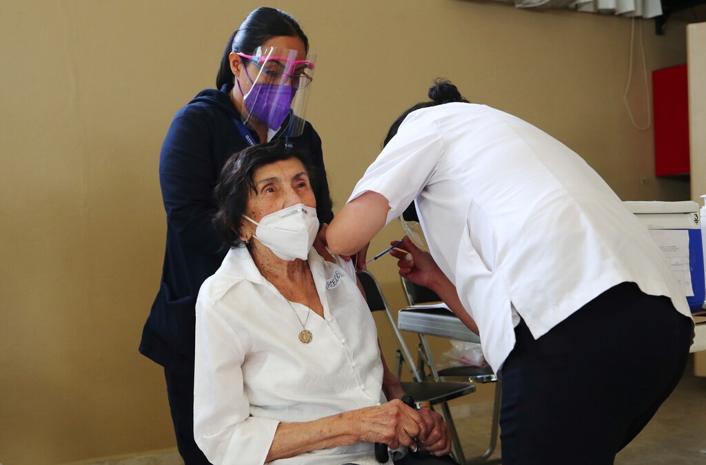 Health workers administer a dose of the AstraZeneca coronavirus disease (COVID-19) vaccine to an elderly woman, at a nursing home in Mexico City, Mexico, February 17, 2021. REUTERS/Henry Romero - RC2NUL9G44J5