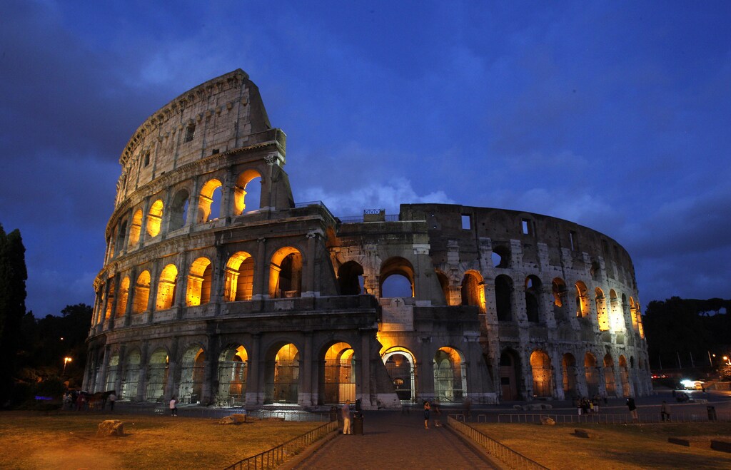 A view of Rome's ancient Colosseum is seen August 5, 2010. Rome's ancient Colosseum literally crumbles from neglect, the cash-strapped Italian government is looking for private sponsors willing to help pay for restoration work in exchange for advertising rights. Picture taken August 5. REUTERS/Tony Gentile (ITALY - Tags: SOCIETY) - GM1E6861CXR01