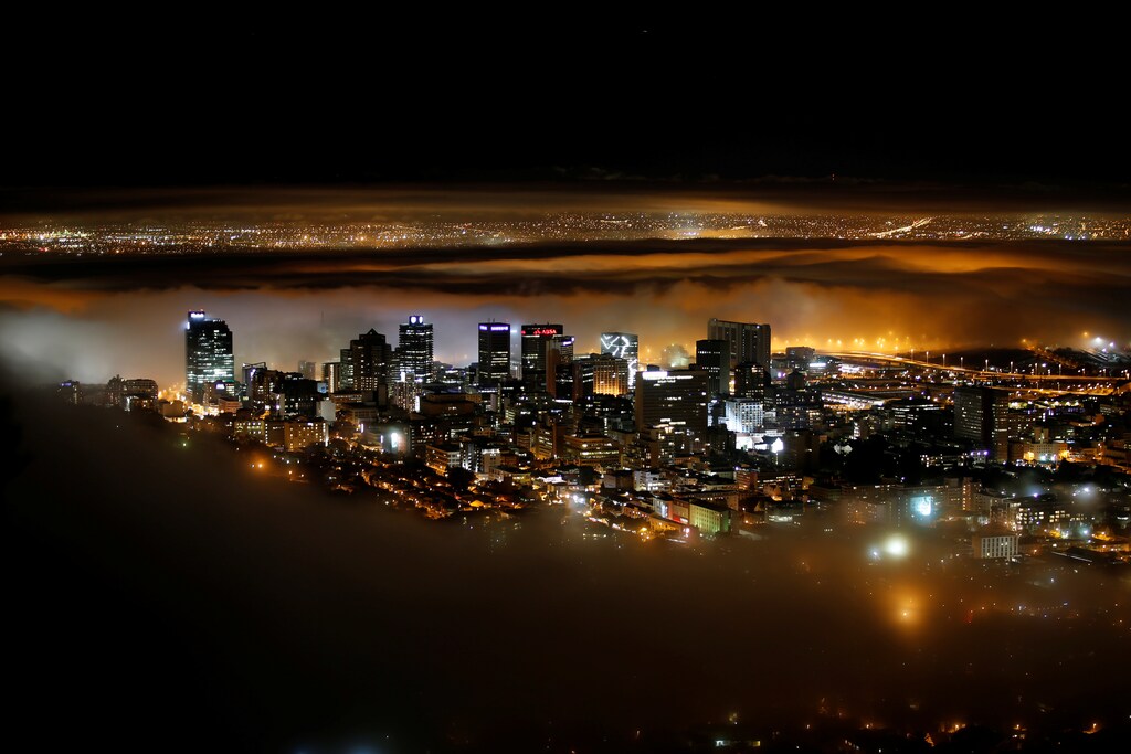 Seasonal fog enshrouds buildings in the city centre of Cape Town, South Africa, March 30, 2017. REUTERS/Mike Hutchings - RC115EEA0530