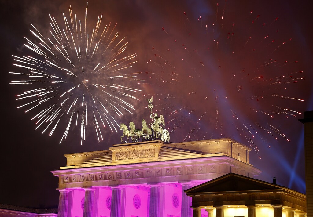 Fireworks explode next to the Quadriga sculpture atop the Brandenburg gate during New Year celebrations in Berlin, Germany, January 1, 2017. REUTERS/Fabrizio Bensch - LR1ECCV1S8TQA