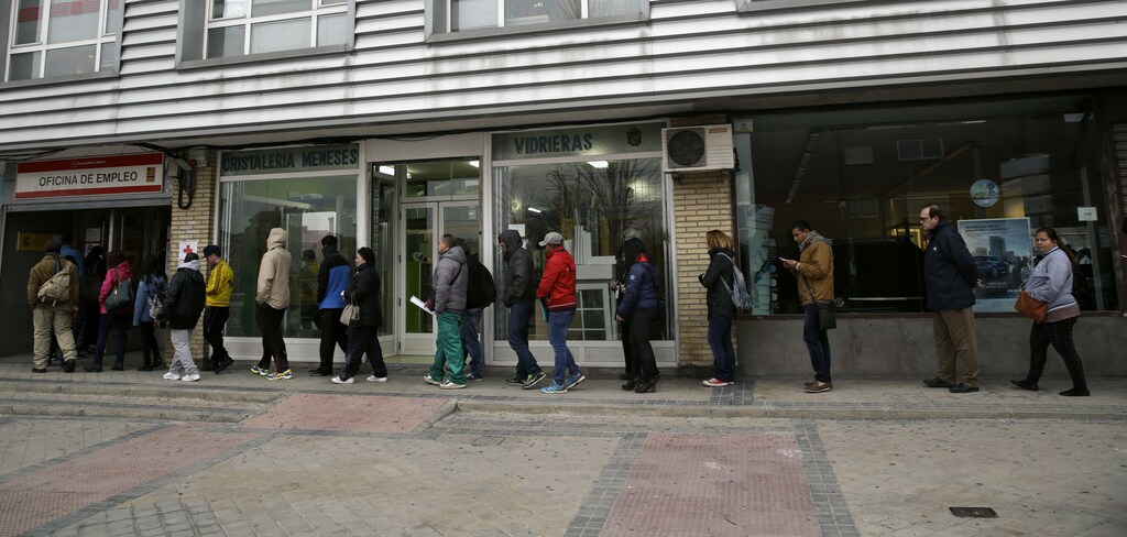 People queue outside a government-run job centre in Madrid, Spain, January 28, 2016. REUTERS/Andrea Comas - D1BESJSVKEAA