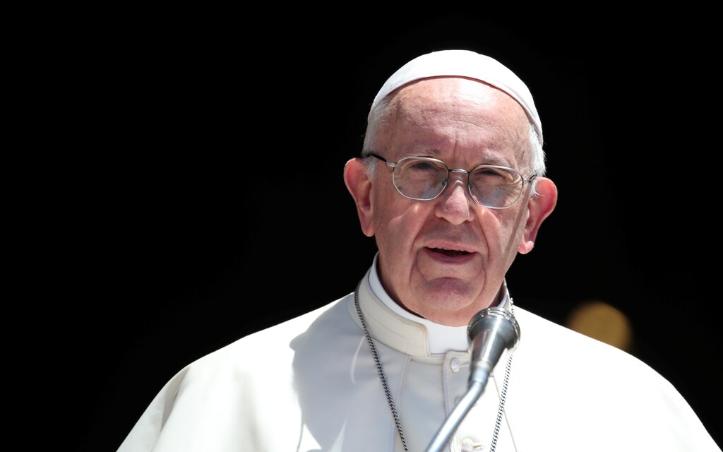 Pope Francis delivers a speech after a meeting with Patriarchs of the churches of the Middle East at the St. Nicholas Basilica in Bari, southern Italy July 7, 2018. REUTERS/Tony Gentile - RC1F46415D80