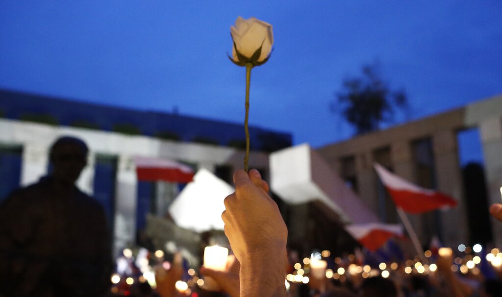 People gather in front of the Supreme Court during a protest against the Supreme Court legislation in Warsaw, Poland, July 2, 2017. REUTERS/Kacper Pempel - RTX3CM36