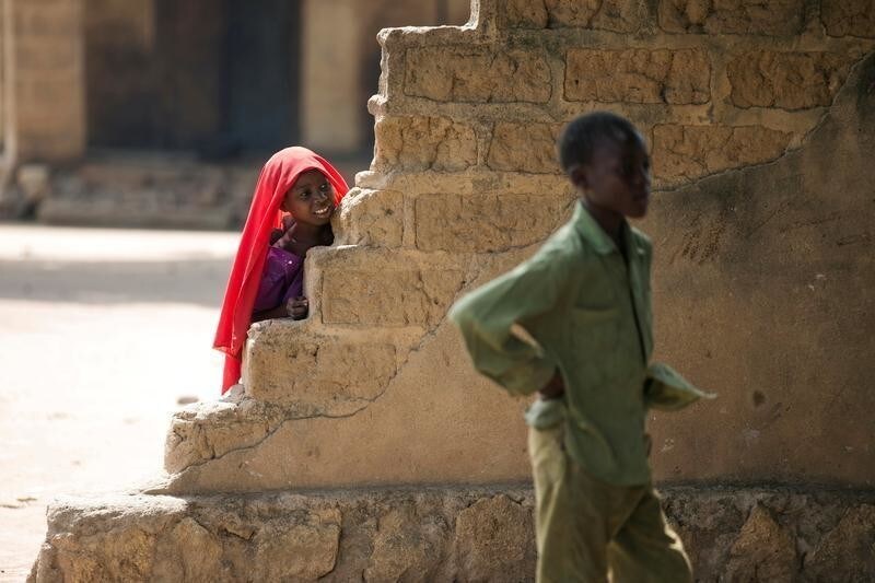 A girl looks from behind a wall in the town of Paoua, Central African Republic, April 25, 2017. Picture taken April 25, 2017. REUTERS/Baz Ratner - RTS13XTT