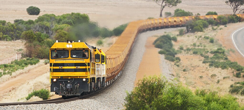 Un tren cargando materias primas.