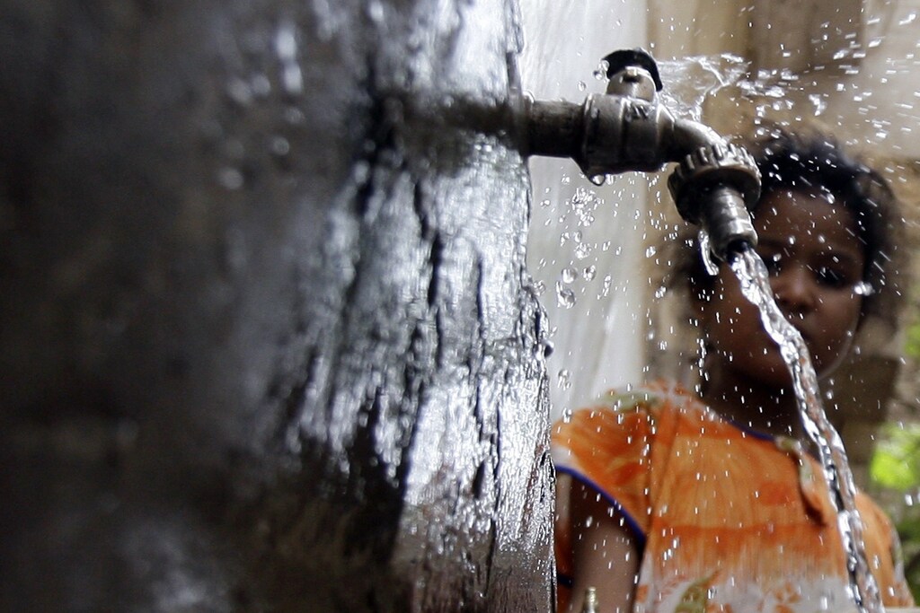 A girl looks at water from the Nile flowing from a pump in the Manshiyet Nasser shantytown in eastern Cairo May 18, 2010.