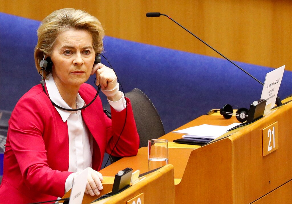 La Presidenta de la Comisión Europea, Ursula von der Leyen, usa guantes protectores durante una sesión especial del Parlamento Europeo para aprobar medidas especiales para suavizar el repentino impacto económico de la enfermedad coronavirus (COVID-19), en Bruselas, Bélgica, el 26 de marzo de 2020.