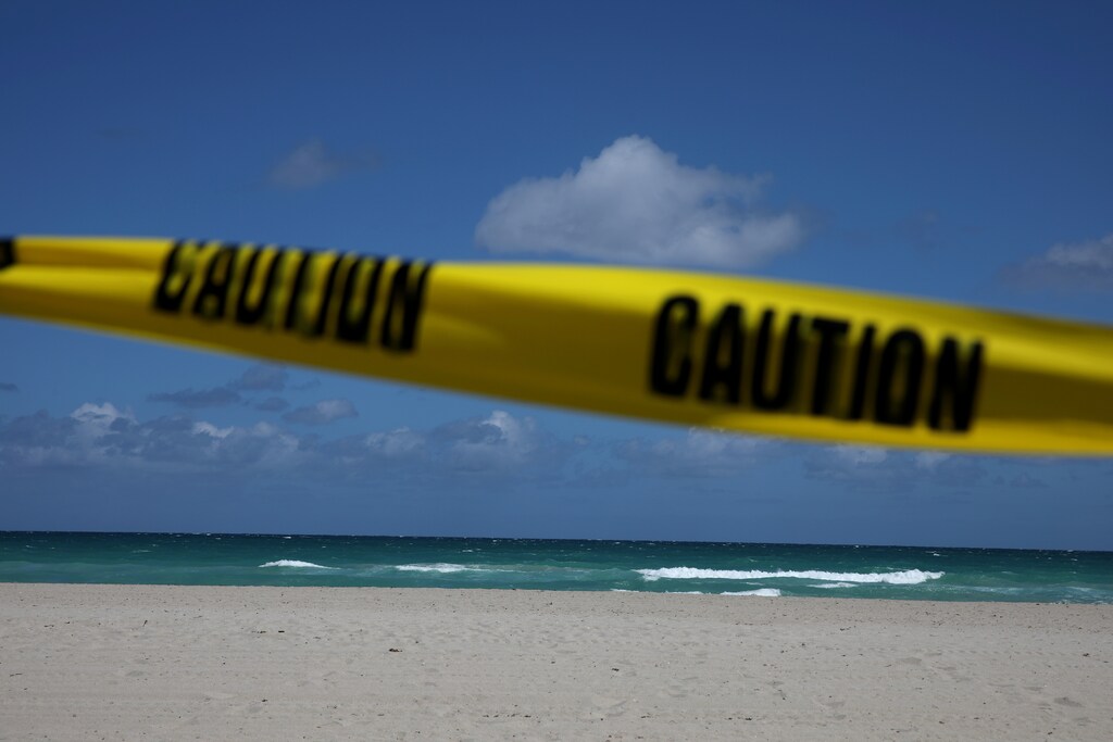 Se ve una cinta policial en una playa cerrada después de que las autoridades locales ordenaran el cierre de todas las playas del condado de Miami-Dade por precaución debido a la propagación de la enfermedad del coronavirus (COVID-19), en Miami Beach, Florida, EE.UU., el 19 de marzo de 2020.