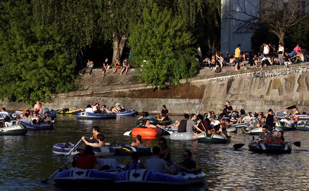 La gente disfruta del sol en los barcos, en el Landwehrkanal, en medio de la propagación de la enfermedad coronavirus (COVID-19), en Berlín, Alemania, el 9 de mayo de 2020.