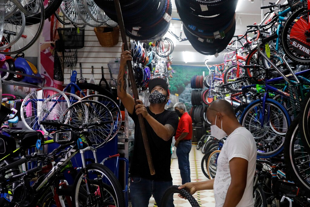 Un hombre mira las piezas de bicicleta dentro de una tienda mientras el brote de la enfermedad coronavirus (COVID-19) continúa en la Ciudad de México, México 27 de agosto de 2020.