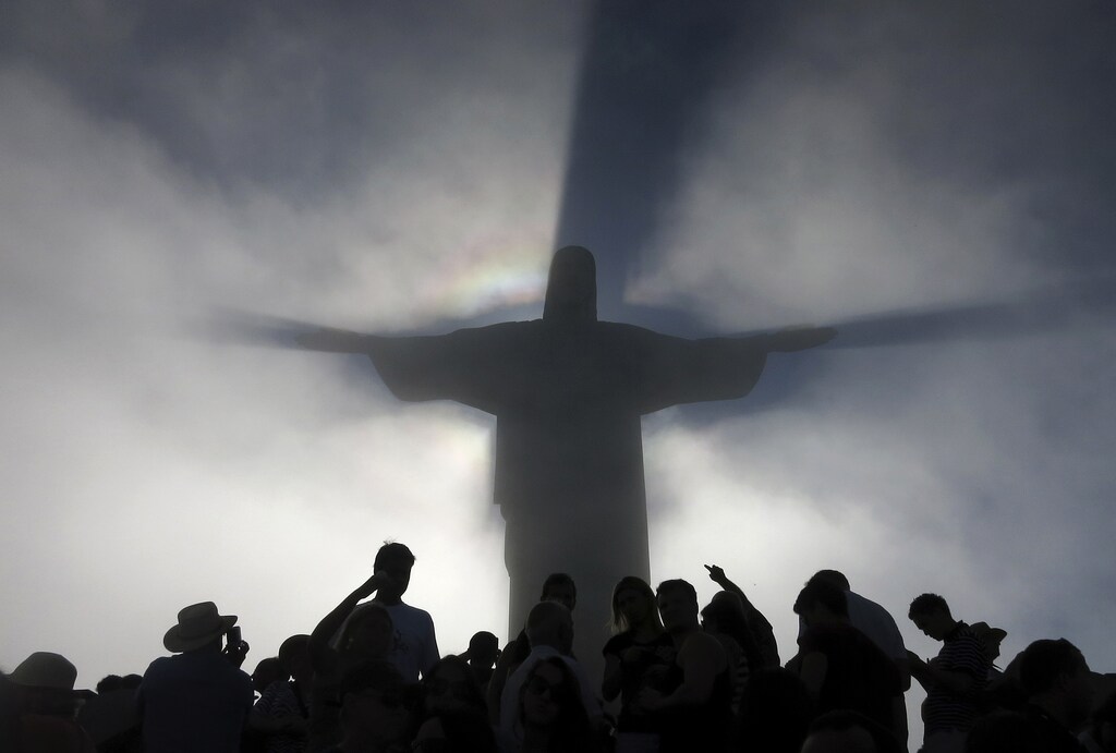 The Christ the Redeemer statue in Rio de Janeiro, December 10, 2012. REUTERS/Gary Hershorn (BRAZIL - Tags: SOCIETY RELIGION TPX IMAGES OF THE DAY TRAVEL) - GM1E8CB0T4U01