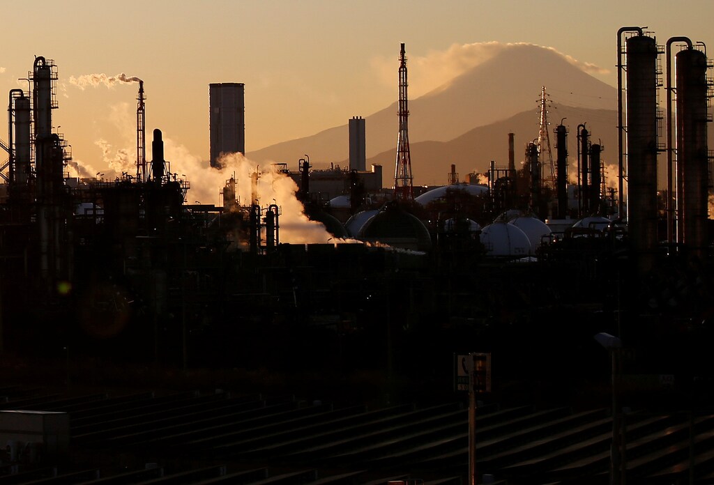 Smoke rises from factories in front of Mt. Fuji during the sunset at Keihin industrial zone in Kawasaki, Japan, January 16, 2017. Picture taken January 16, 2017. REUTERS/Toru Hanai - RTSVTK1