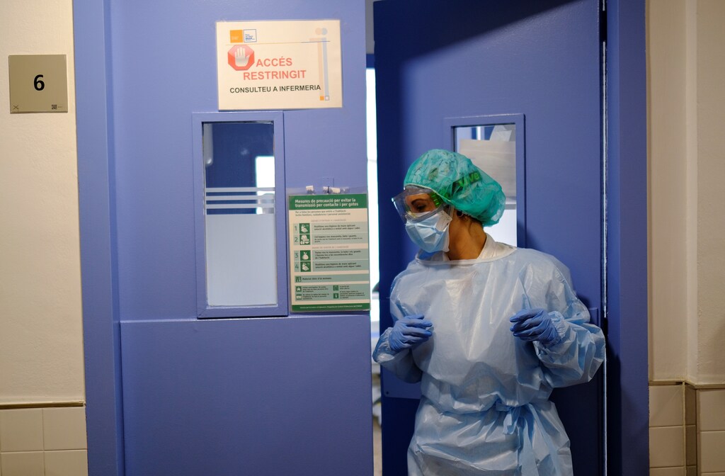 A hospital staff prepares to treat a patient suffering from coronavirus disease (COVID-19), after Catalonia's government imposed new restrictions in an effort to control a new outbreak of the coronavirus disease (COVID-19) in Barcelona, Spain, October 20, 2020. REUTERS/Nacho Doce - RC2HMJ9672V5