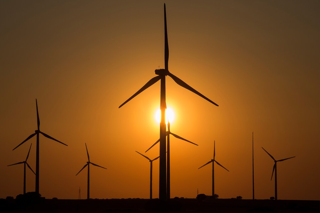 Wind turbines are seen at dusk in a field in Tebar, Spain, April 11, 2017. REUTERS/Sergio Perez - RTX355KQ