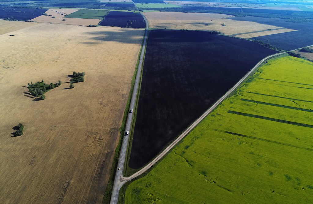 The "Yeniseiskiy Trakt" regional highway, taken with a drone, is seen surrounded by fields in Krasnoyarsk region, Russia August 26, 2017. Picture taken August 26, 2017. REUTERS/Ilya Naymushin - RC1A134F4B50