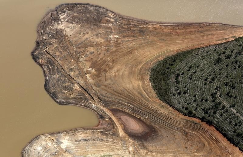 An aerial view of the Atibainha dam, part of the Cantareira reservoir, during a drought in Nazare Paulista, Sao Paulo state November 18, 2014. Brazil's worst drought in 80 years has left the Cantareira system, that provides greater Sao Paulo with most of its water, with the lowest water level on record, with daily rationing becoming common in the region's smaller cities, according to the state authorities and the two main reservoirs serving metropolitan Sao Paulo, South America's largest city, could dry out by February if relief does not arrive in the upcoming rainy season. REUTERS/Nacho Doce (BRAZIL - Tags: DISASTER ENVIRONMENT TPX IMAGES OF THE DAY) - RTR4ENWU