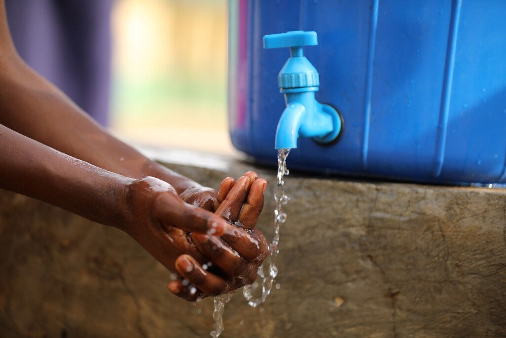 A student washes her hands after clean up at a school in Abuja, Nigeria March 20, 2020. REUTERS/Afolabi Sotunde - RC2SNF9TI6HL