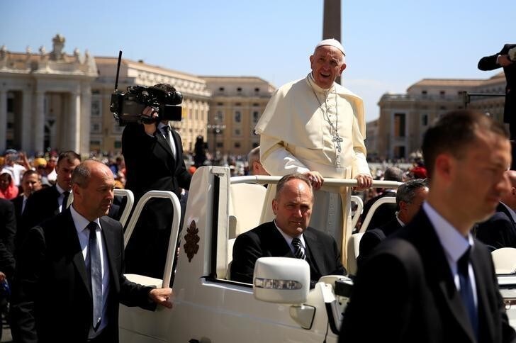 Pope Francis arrives to lead a special audience for the faithful of the dioceses of Cesena and Bologna in Saint Peter's square at the Vatican March 21, 2018. REUTERS/Tony Gentile