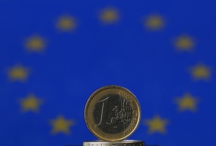 An illustration picture shows Euro coins, photographed in Warngau April 3, 2013. World shares, the euro and German bonds barely moved on Wednesday as investors turned cautious before this week's policy decisions by the Bank of Japan and European Central Bank, followed by U.S. jobs data. REUTERS/Michael Dalder(GERMANY - Tags: BUSINESS)
