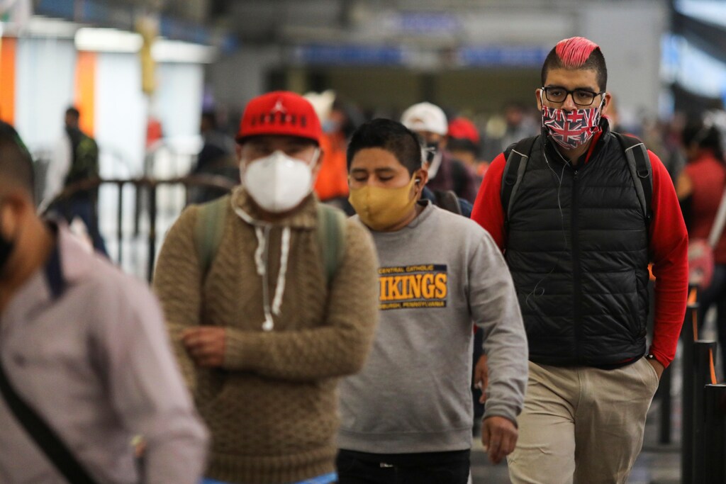 Personas con máscaras protectoras caminan dentro de una estación de metro después de que el gobierno de la ciudad levantara las restricciones al tráfico de coches y al transporte público junto con las obras de la fábrica, para reanudar bajo estrictas protecciones sanitarias, mientras el brote de la enfermedad coronavirus (COVID-19) continúa en la Ciudad de México, México, el 15 de junio de 2020.