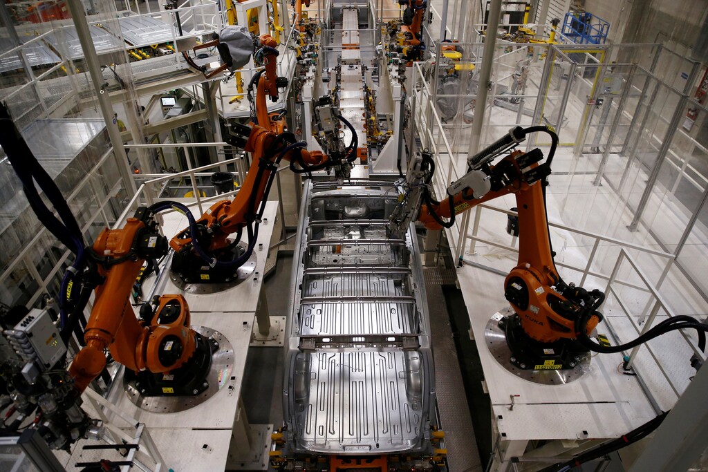 Automatic robots work on a new Volkswagen Crafter production line at the newly opened Volkswagen factory in Wrzesnia near Poznan, Poland September 9, 2016. German car manufacture company officially open factory in Wrzesnia on October 24, 2016. Picture taken on September 9, 2016. REUTERS/Kacper Pempel - S1AEUIWLRNAA