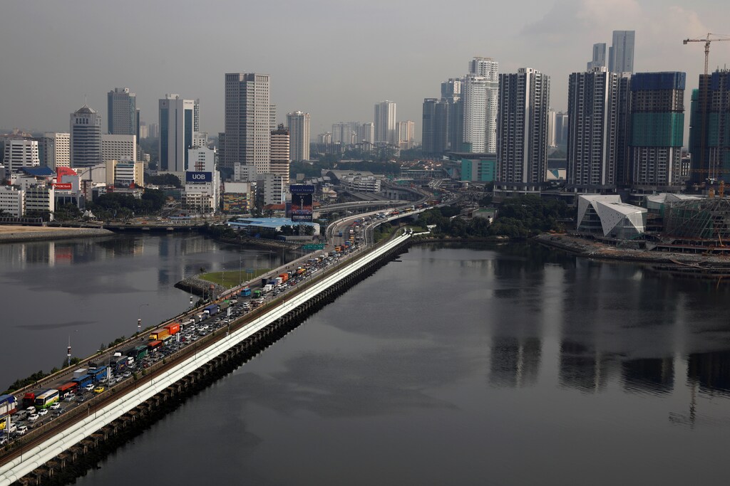 Pipes carrying water from Malaysia to Singapore run alongside the causeway towards the Woodlands Checkpoint in Singapore July 20, 2018. REUTERS/Edgar Su - RC15210656B0