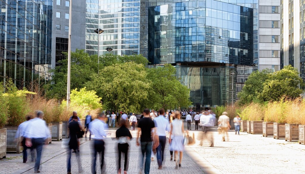Empleados de oficina caminan por el distrito financiero de La Defense, en París, Francia.