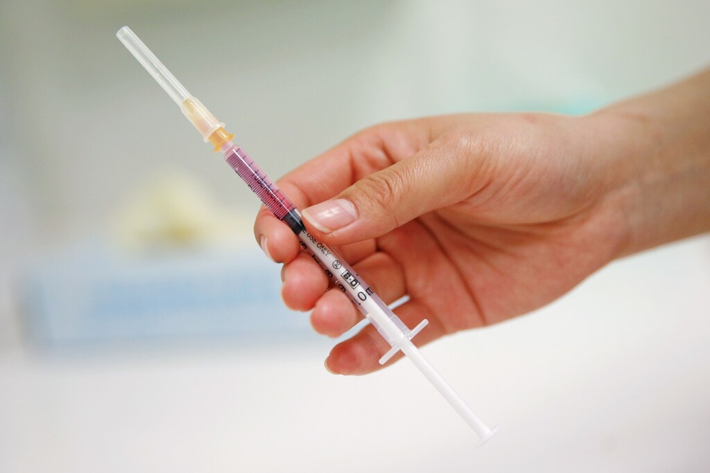 A nurse prepares a vaccine to be given to a child in a hospital in Beijing, China, April 13, 2016. REUTERS/Damir Sagolj - RTX2BNCB