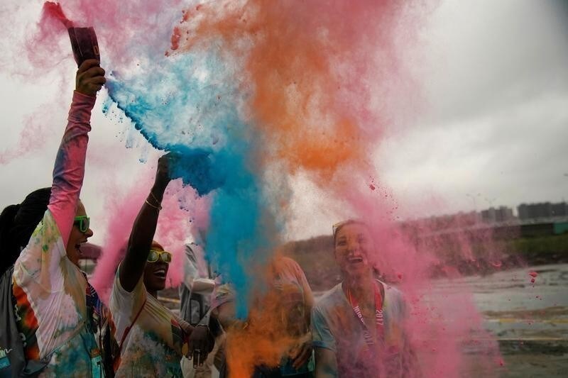 Participants are covered with color powder as they celebrate during in the Color Run in Shanghai, China September 24, 2017. REUTERS/Aly Song - RC15B7DD1FC0