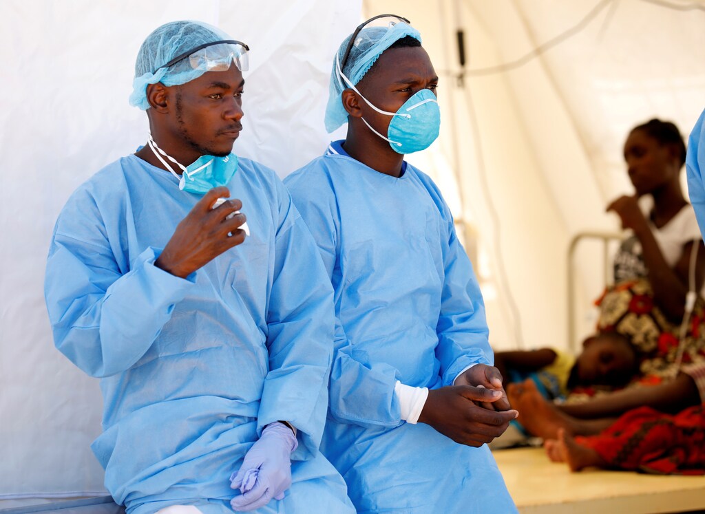 Medical staff wear protective masks at a cholera treatment centre set up in the aftermath of Cyclone Idai in Beira, Mozambique, March 29, 2019. REUTERS/Mike Hutchings - RC1C806E2630