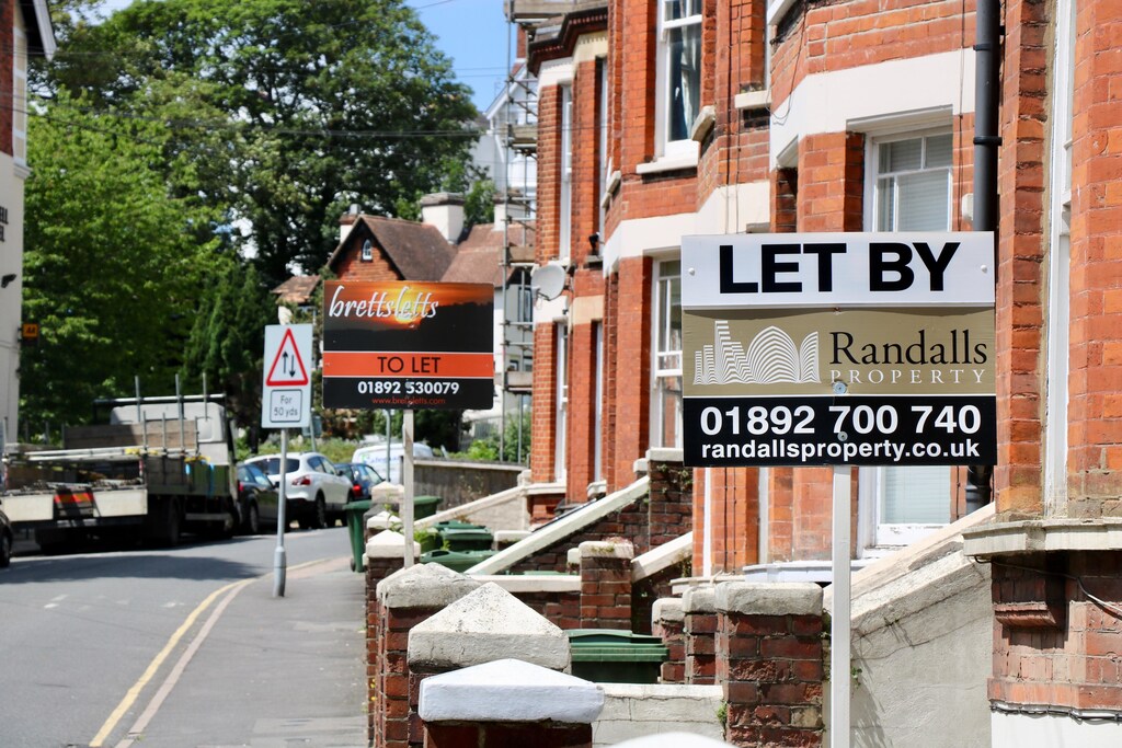 A estate agent's sign advertising that a property is for rent.