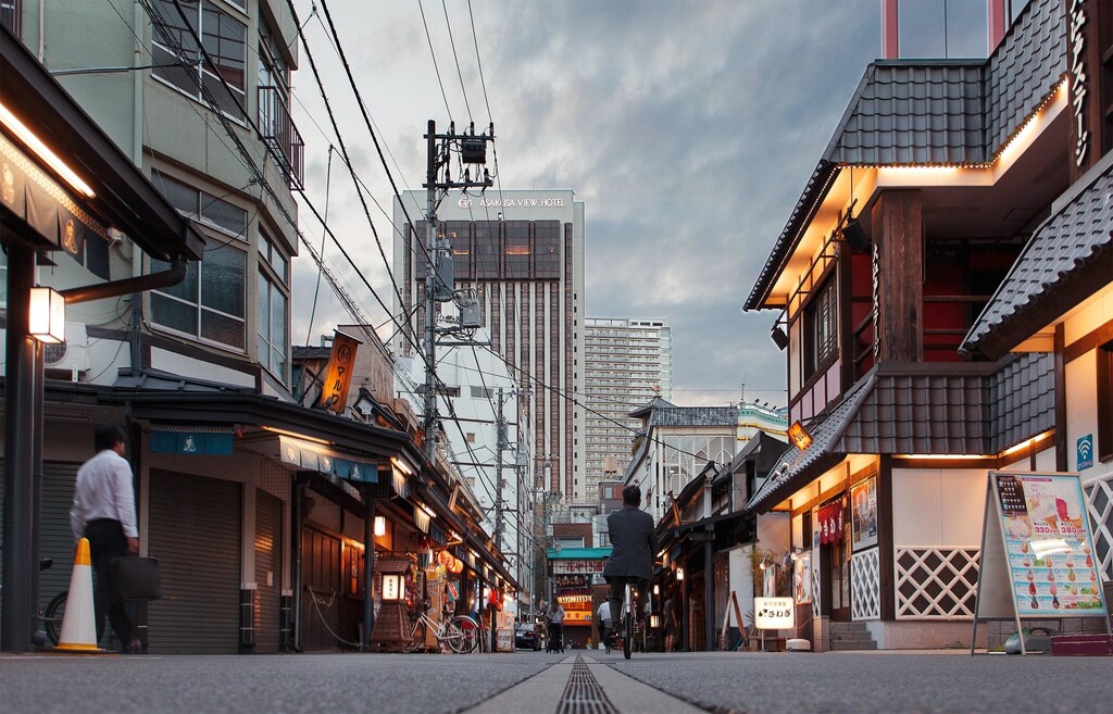 This image shows electricity cables in a Japanese street, depicting the global energy crisis