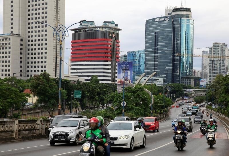 Traffic is seen at the Kuningan business district in Jakarta, Indonesia, December 21, 2017. REUTERS/Beawiharta - RC1B27FE91A0