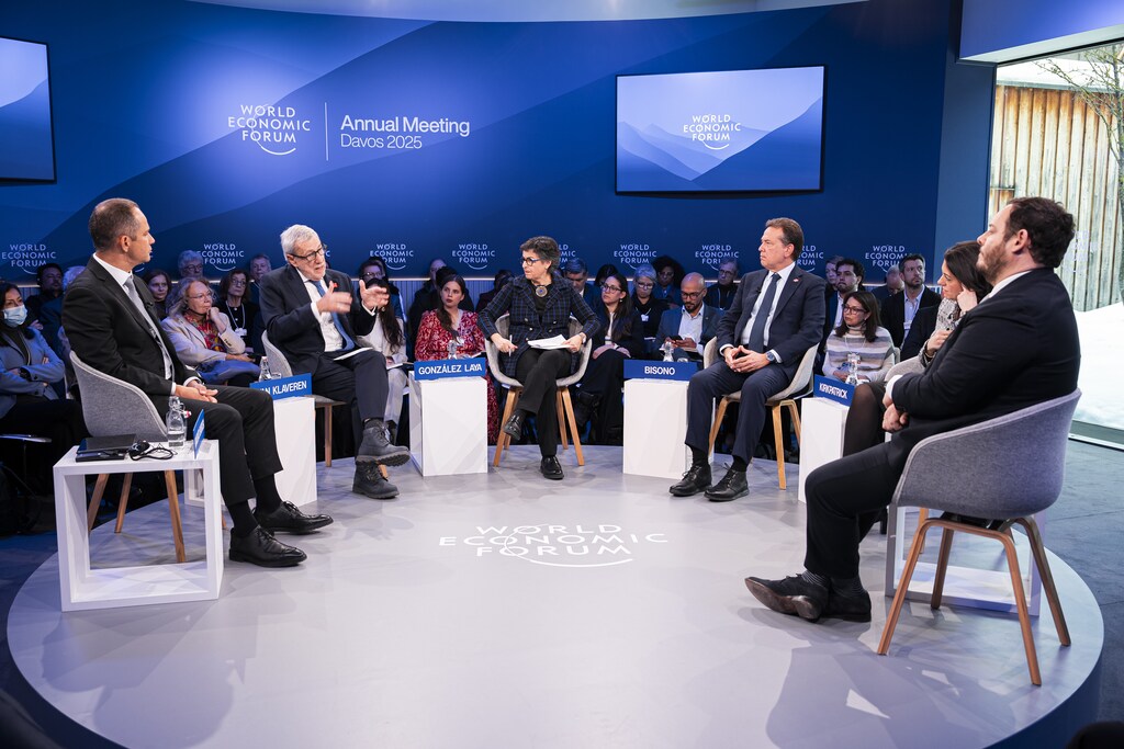 Arancha Gonzalez Laya; Linda Kirkpatrick, President, Americas, Mastercard, USA; Mohamed Irfaan Ali, President of the Co-operative Republic of Guyana; speaking in Is Latin America's Economic Tide Turning? session at the World Economic Forum Annual Meeting 2025 in Davos-Klosters, Switzerland, 22/1/2025, 15:00 â 15:45 at Congress Centre - Aspen 1. Stakeholder Dialogue. Copyright: World Economic Forum / Jakob Polacsxek