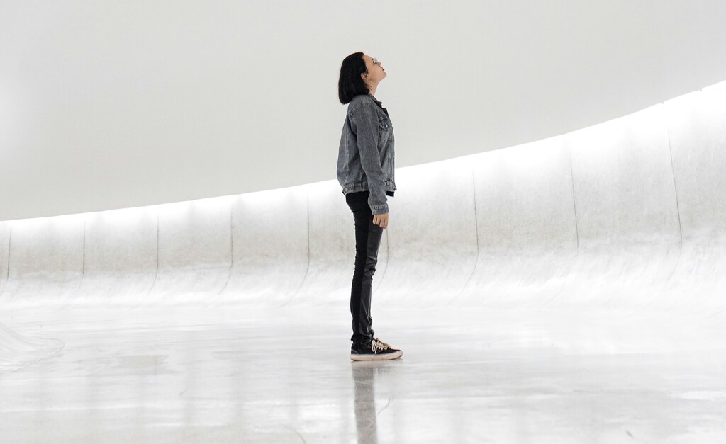 Mujer mirando una pared blanca: Toda generación tiene miedo al futuro.
