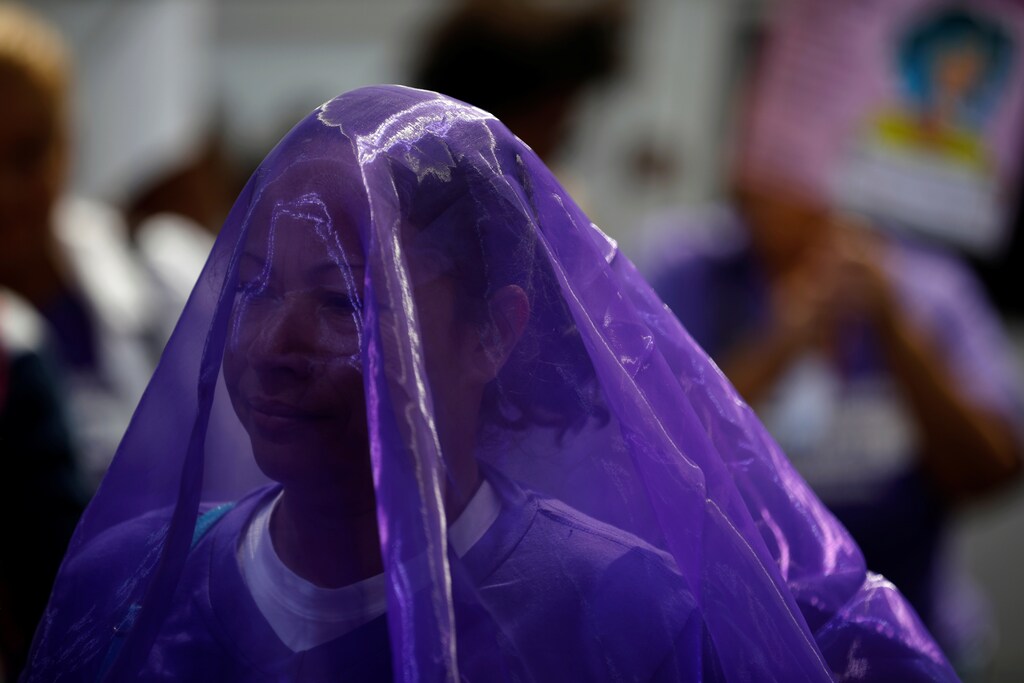 A woman wears a veil during a protest to commemorate the U.N. International Day for the Elimination of Violence Against Women at the Attorney General's Office in San Salvador, El Salvador November 26, 2018. REUTERS/Jose Cabezas - RC1C9BCBF320