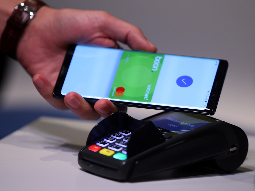An employee of Wirecard AG, an independent provider of outsourcing and white label solutions for electronic payment transactions, presents the contactless payment system "boon" at the company's headquarters in Aschheim near Munich, Germany September 6, 2018. REUTERS/Michael Dalder - RC1140BF6C90