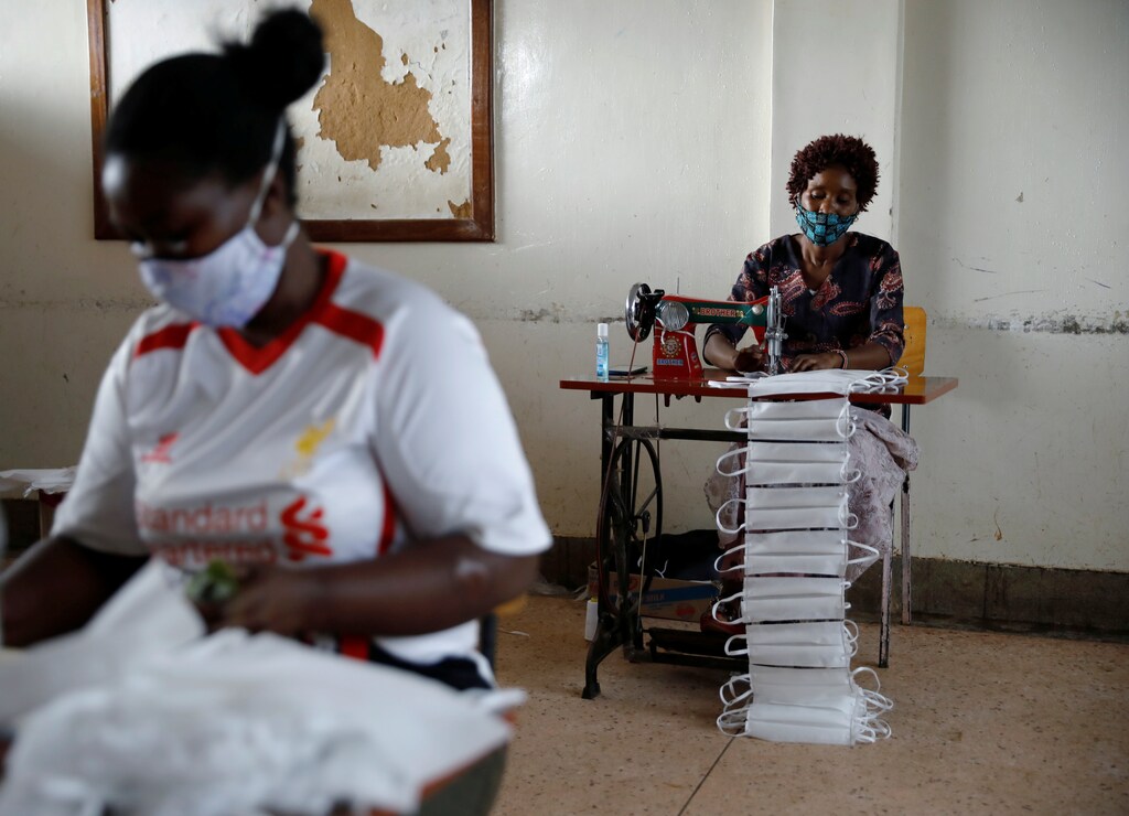 Mujeres utilizan máquinas de coser para fabricar máscaras faciales para ayudar a combatir la propagación de la enfermedad coronavirus (COVID-19) en el Centro Educativo Raila en los barrios marginales de Kibera en Nairobi, Kenya, 18 de abril de 2020.