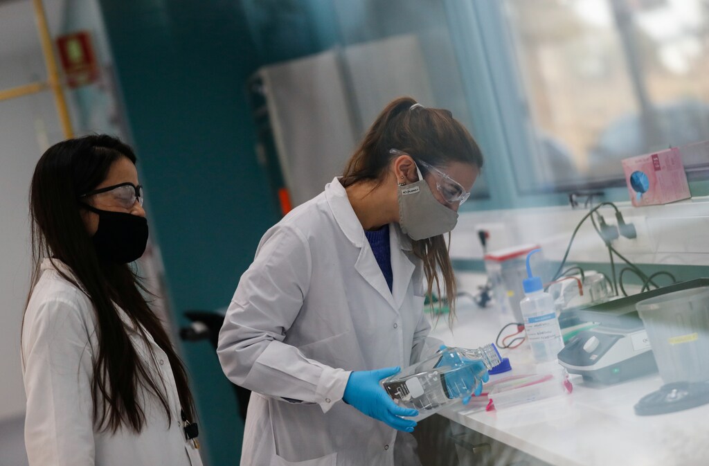 Laboratory technicians of biotechnology company mAbxience are seen as they work, amid the outbreak of the coronavirus disease (COVID-19), in Buenos Aires, Argentina August 13, 2020. REUTERS/Agustin Marcarian - RC29DI9TTRUD