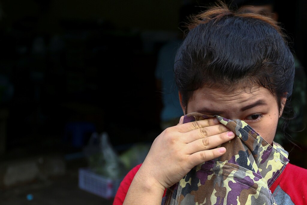 A migrant worker cries during a crack down on illegal migrant workers at a market in Bangkok, Thailand, September 27, 2016. Picture taken September 27, 2016. REUTERS/Athit Perawongmetha - S1BEUEAHCVAA