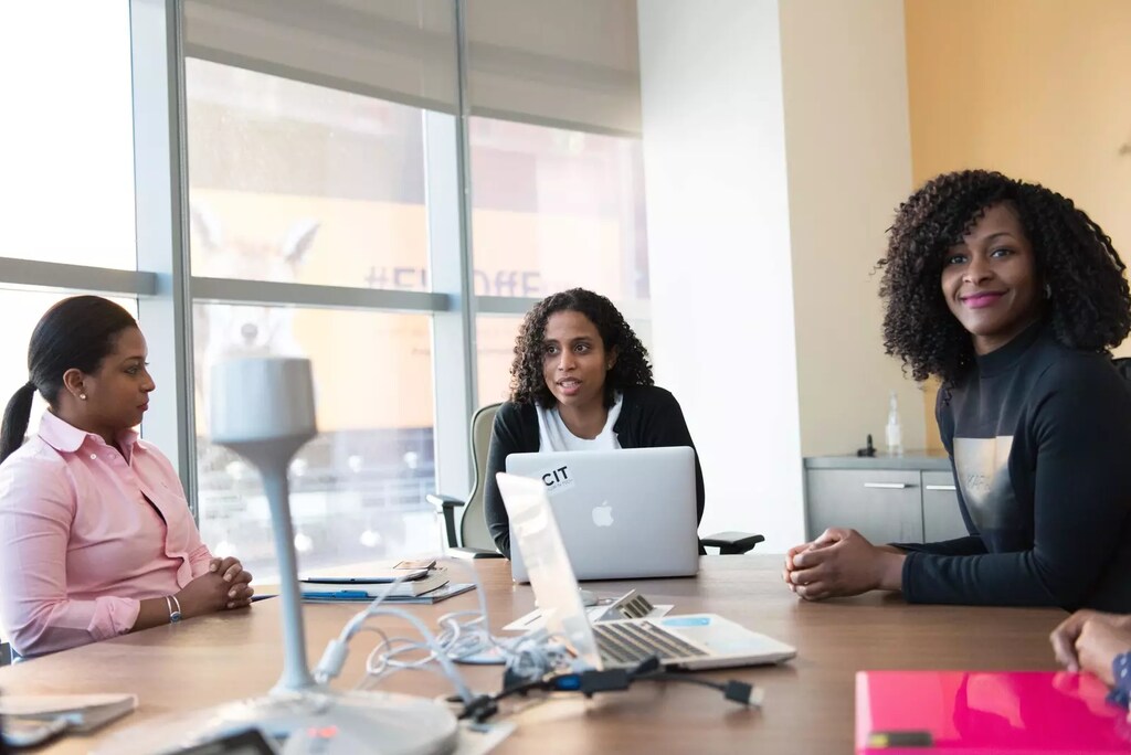Las mujeres tienden a ser más conservadoras en el tipo de inversiones que poseen, de ahí el viejo adagio las mujeres tienen cuentas de ahorro en Venus y los hombres acciones en Marte.