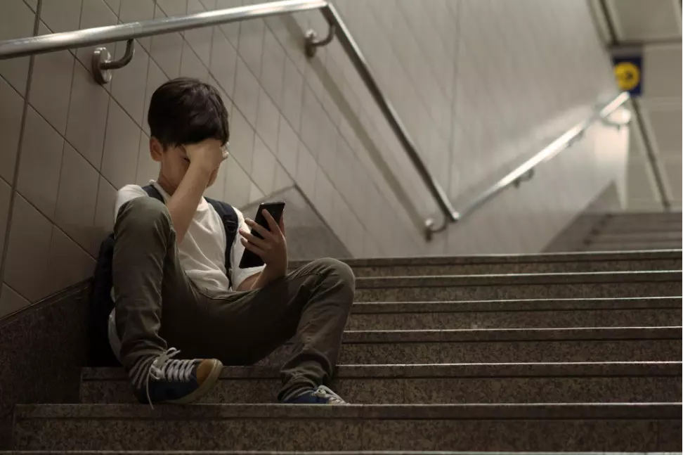 Múltiples estudios demuestran que nuestras interacciones digitales tienen efectos reales y cuantificables en nuestra salud mental y bienestar emocional.