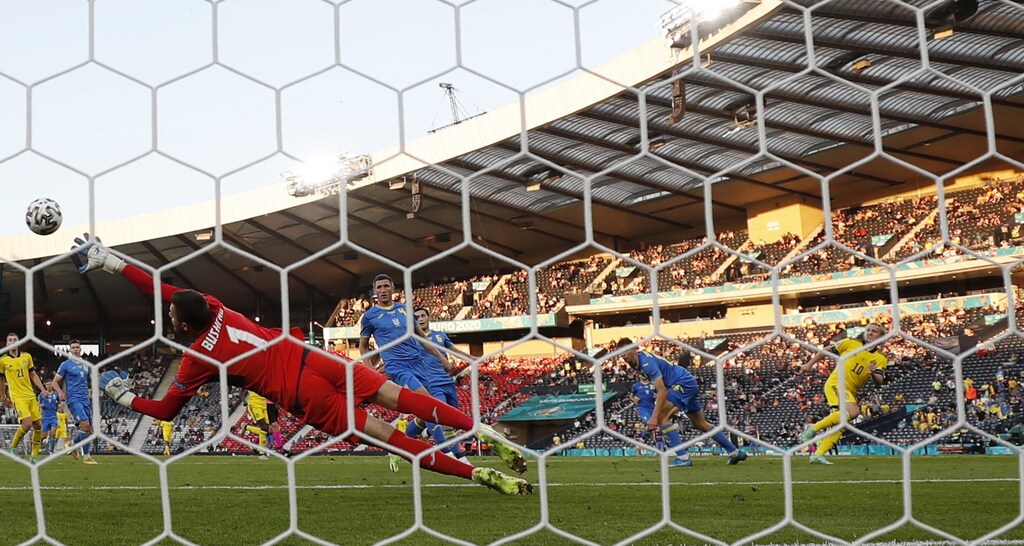 Soccer Football - Euro 2020 - Round of 16 - Sweden v Ukraine - Hampden Park, Glasgow, Scotland, Britain - June 29, 2021 Sweden's Emil Forsberg shoots at goal REUTERS/Lee Smith - UP1EH6T1K907Y