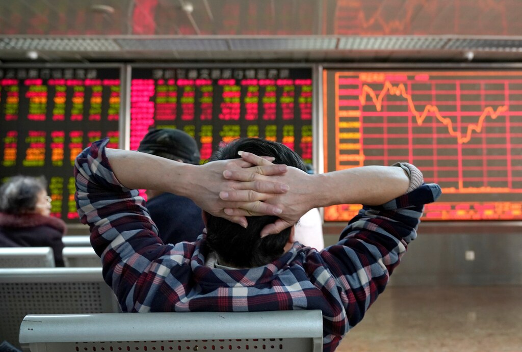 An investor looks at a stock quotation board at a brokerage office in Beijing, China January 3, 2020. REUTERS/Jason Lee - RC268E9Z8TTY