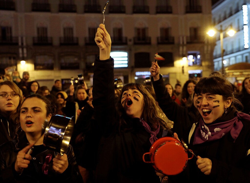 Women bang pots and pans during a protest at the start of a nationwide feminist strike on International Women's Day at Puerta del Sol Square in Madrid, Spain, March 8, 2019. REUTERS/Susana Vera TPX IMAGES OF THE DAY - RC1D2D58AD60