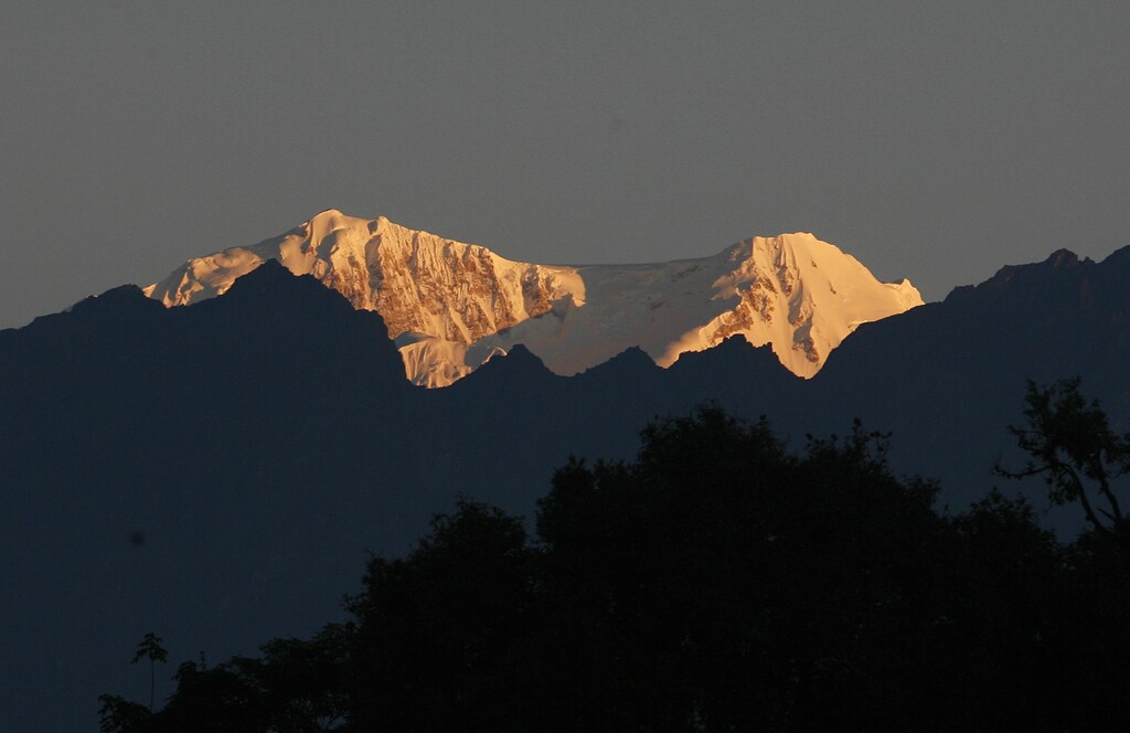 A general view of the snow covered Khangchendzonga Mountain is seen from the complex of Manelhakhing monastery in Rabangla town, about 68 km (42 miles) south from Gangtok, capital of India's northeastern state of Sikkim September 4, 2009. REUTERS/Rupak De Chowdhuri (INDIA SOCIETY ENVIRONMENT) - RTR27GE3